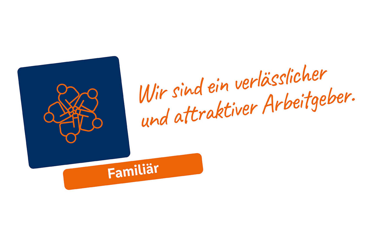 Zwei lächelnde Frauen sitzen nebeneinander in einem Büro