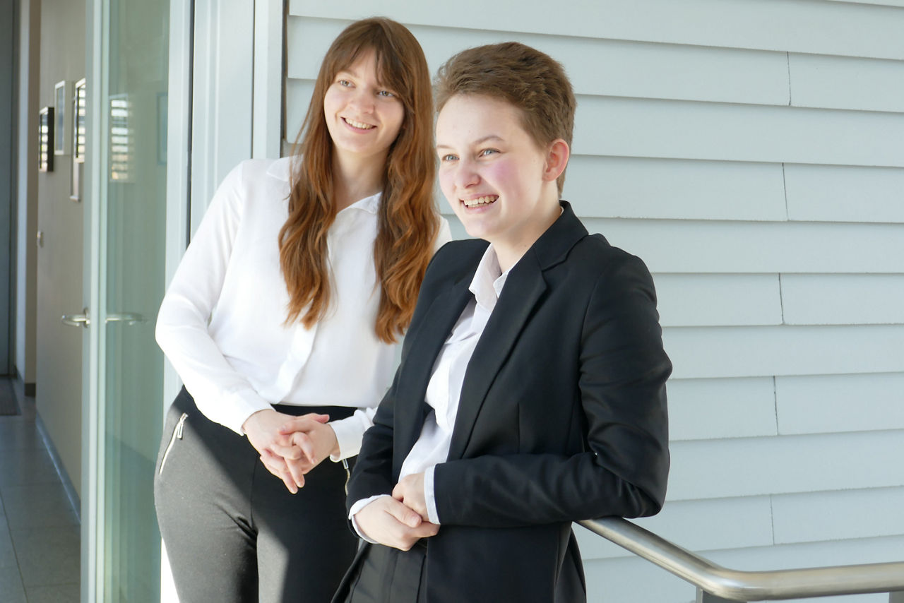 2 Mitarbeiterinnen der VR-Bank Erding eG