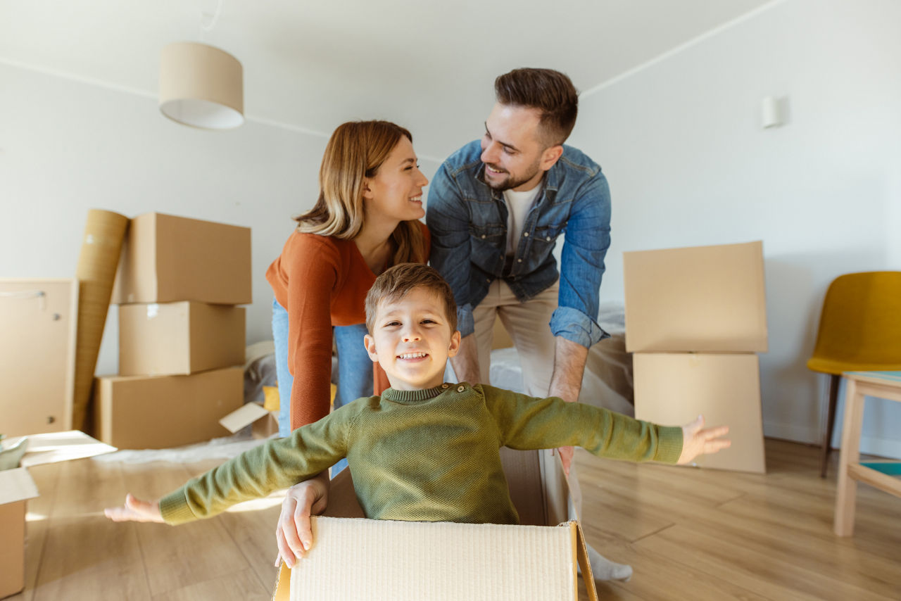 Glückliche Familie beim Einzug in eine neue Wohnung