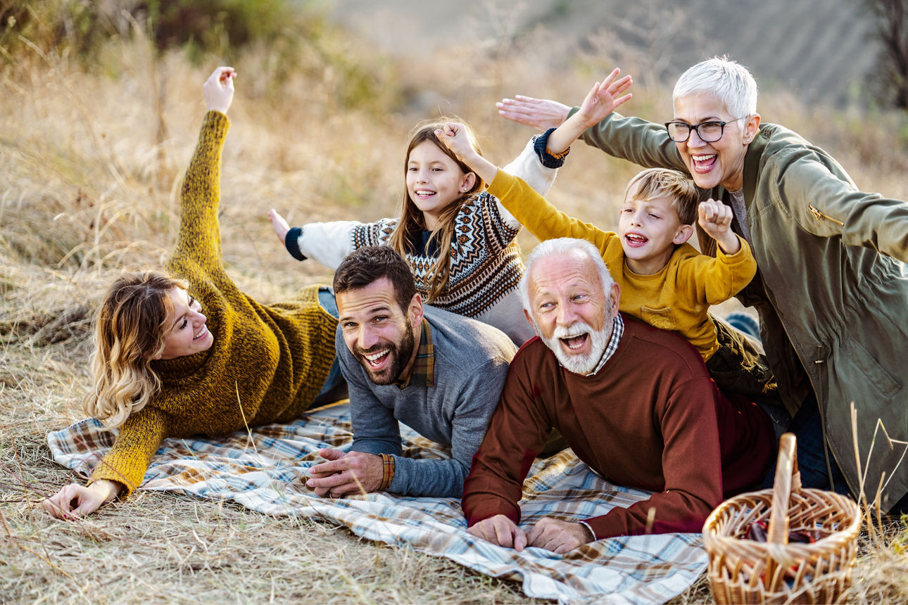 Familie beim Picknick im Herbst