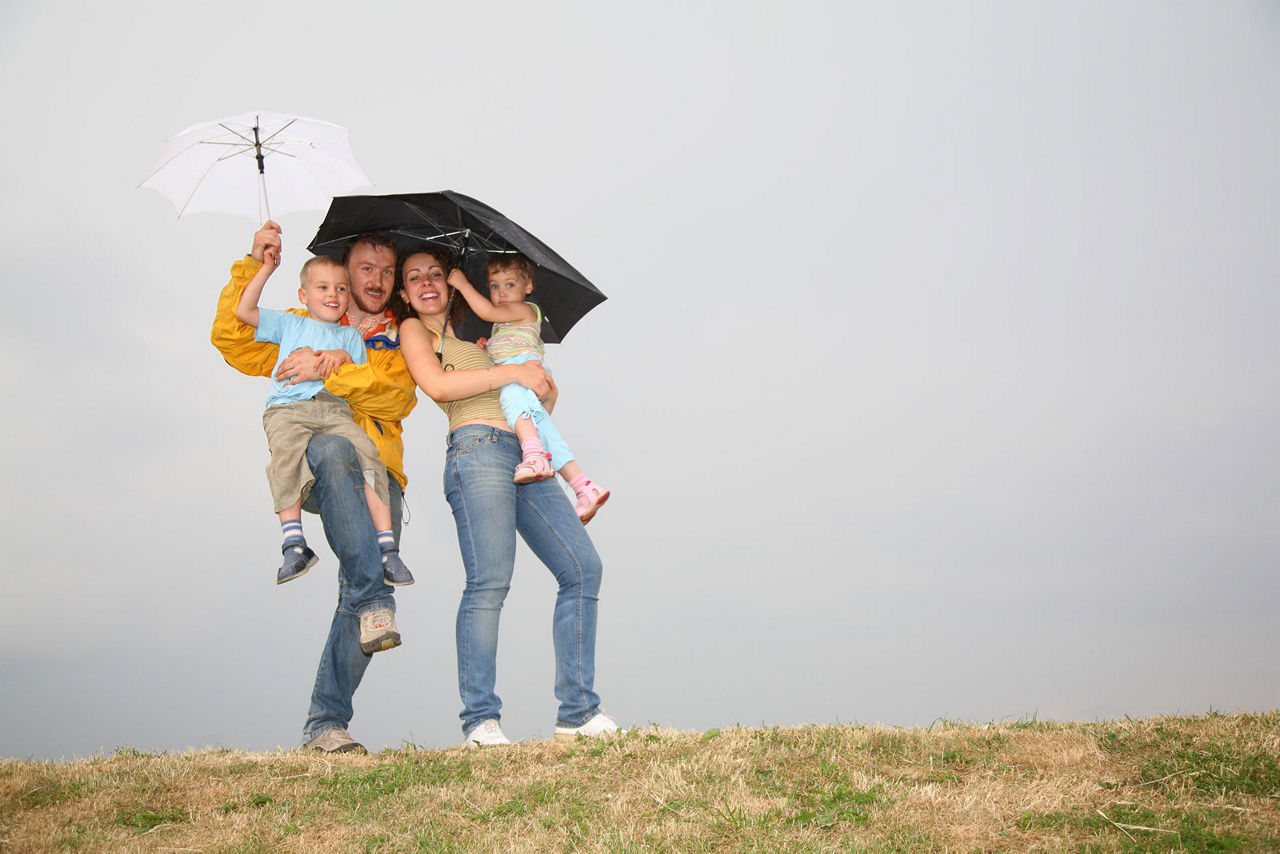 Familie mit Schirm