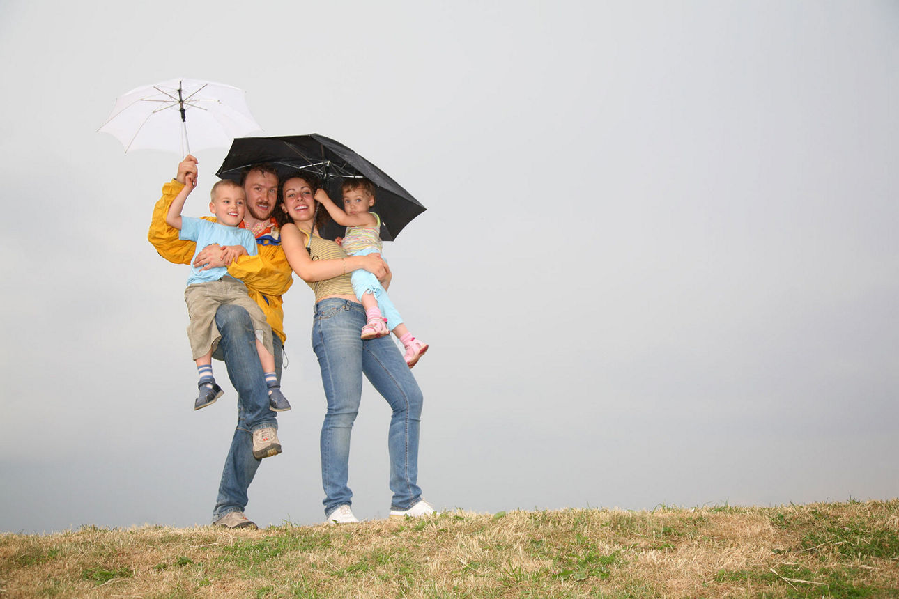 Familie mit Schirm