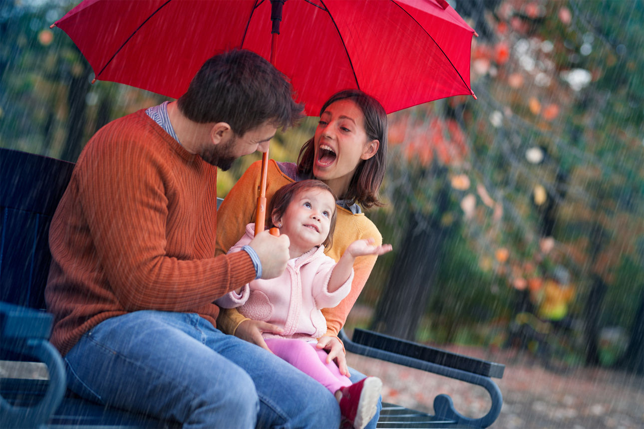 Familie unter einem Regenschirm