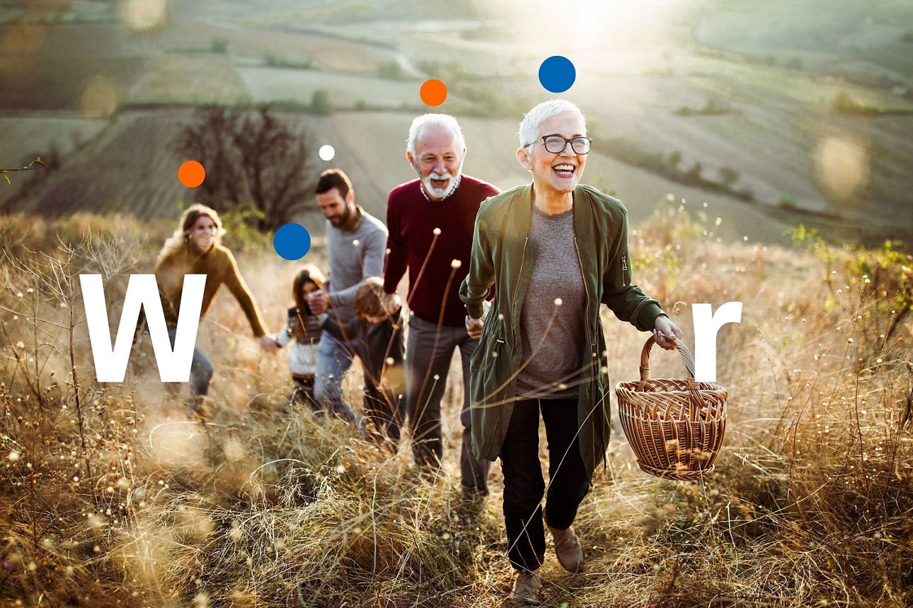 Eine Familie, Opa, Oma, Mutter Vater und Kinder spazieren in der Natur