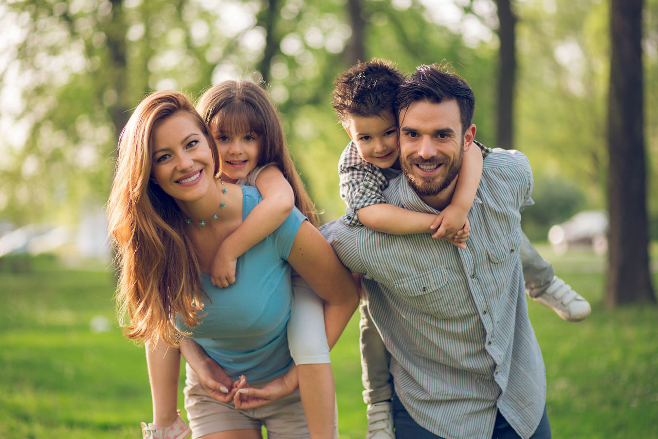 Vater, Mutter und zwei Kinder auf einer Wiese