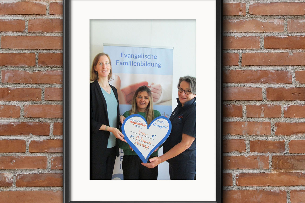 Übergabe des Spendenherzes