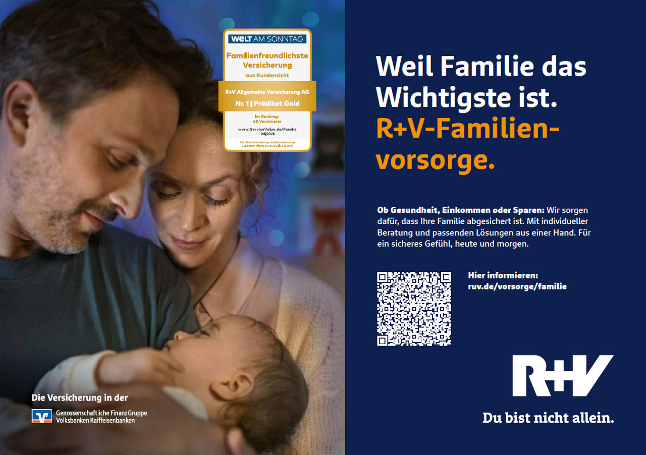 Eltern halten ihr neugeborenes Kind im Arm