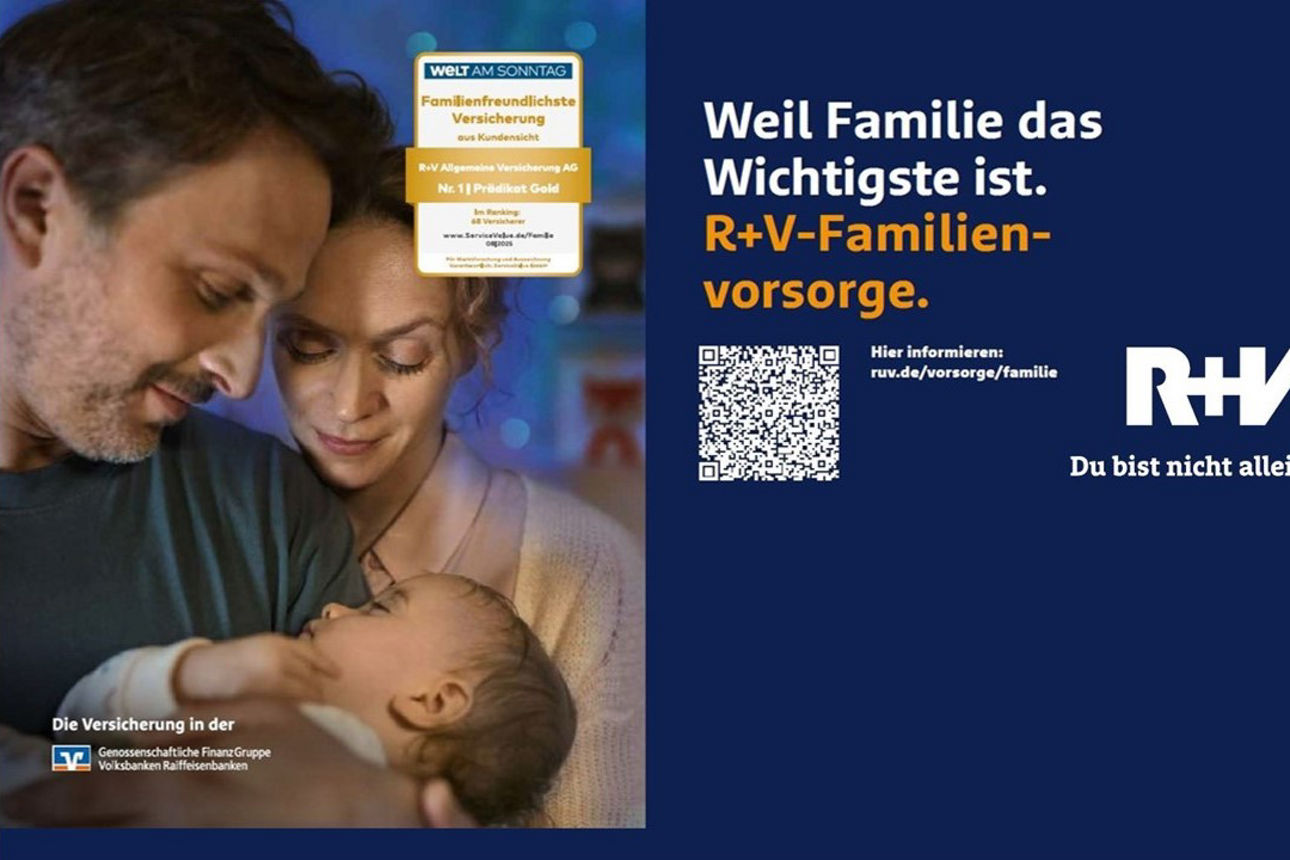Eltern betrachten ihr neugeborenes Kind