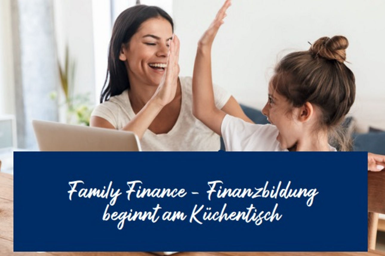 Mutter und Tochter sitzen am Tisch, heben lächelnd die Hände zum Abklatschen, während auf dem Tisch ein Laptop steht.