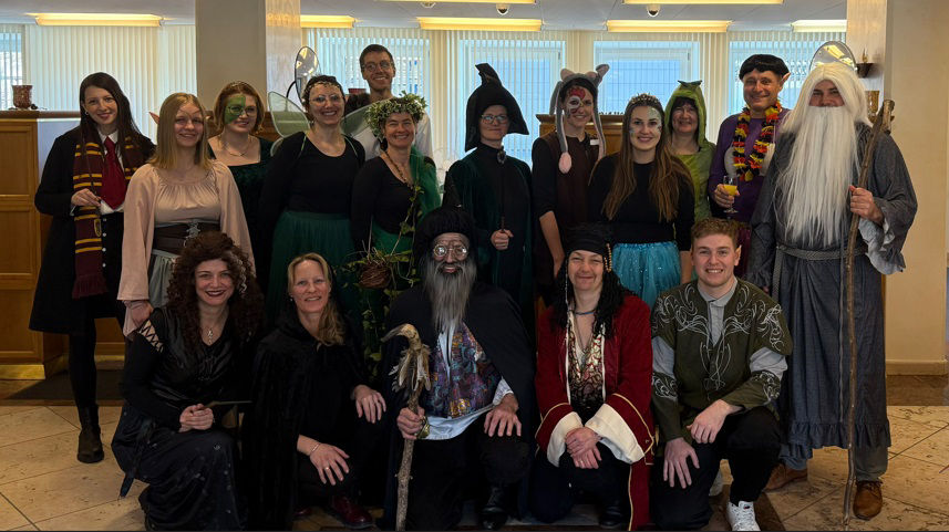 Mitarbeiter der Bank im Faschingskostüm