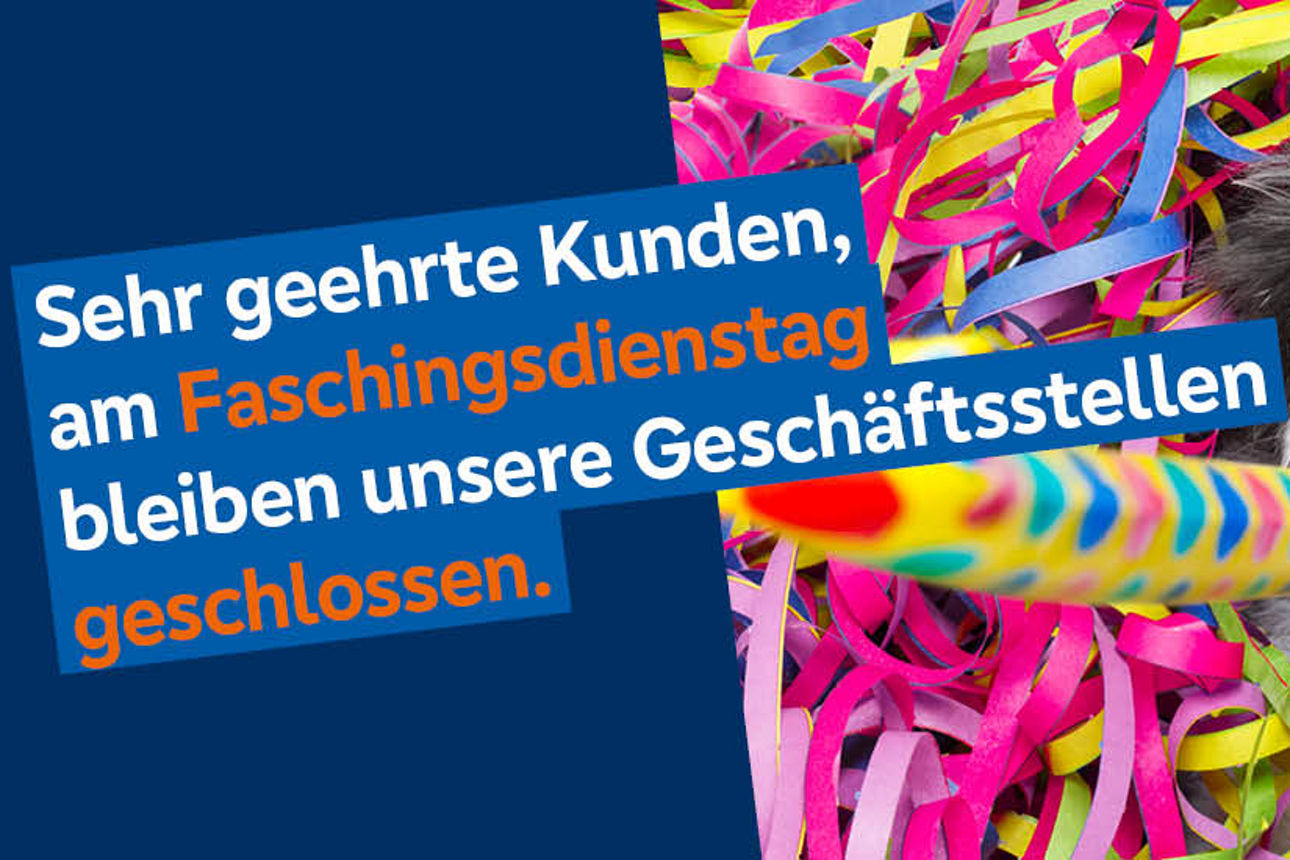 Eine Frau mit Gaming-Kopfhörer sitzt vor dem PC und freut sich