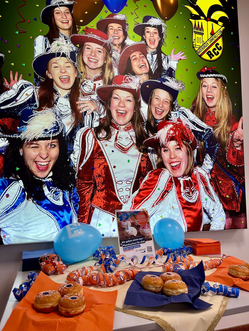 Berliner vor einem Faschingsbild