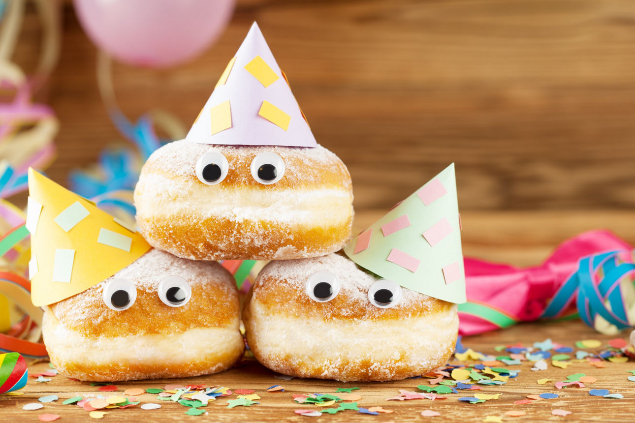 Karneval-Hintergrund mit Party Dekoration und Kuchen