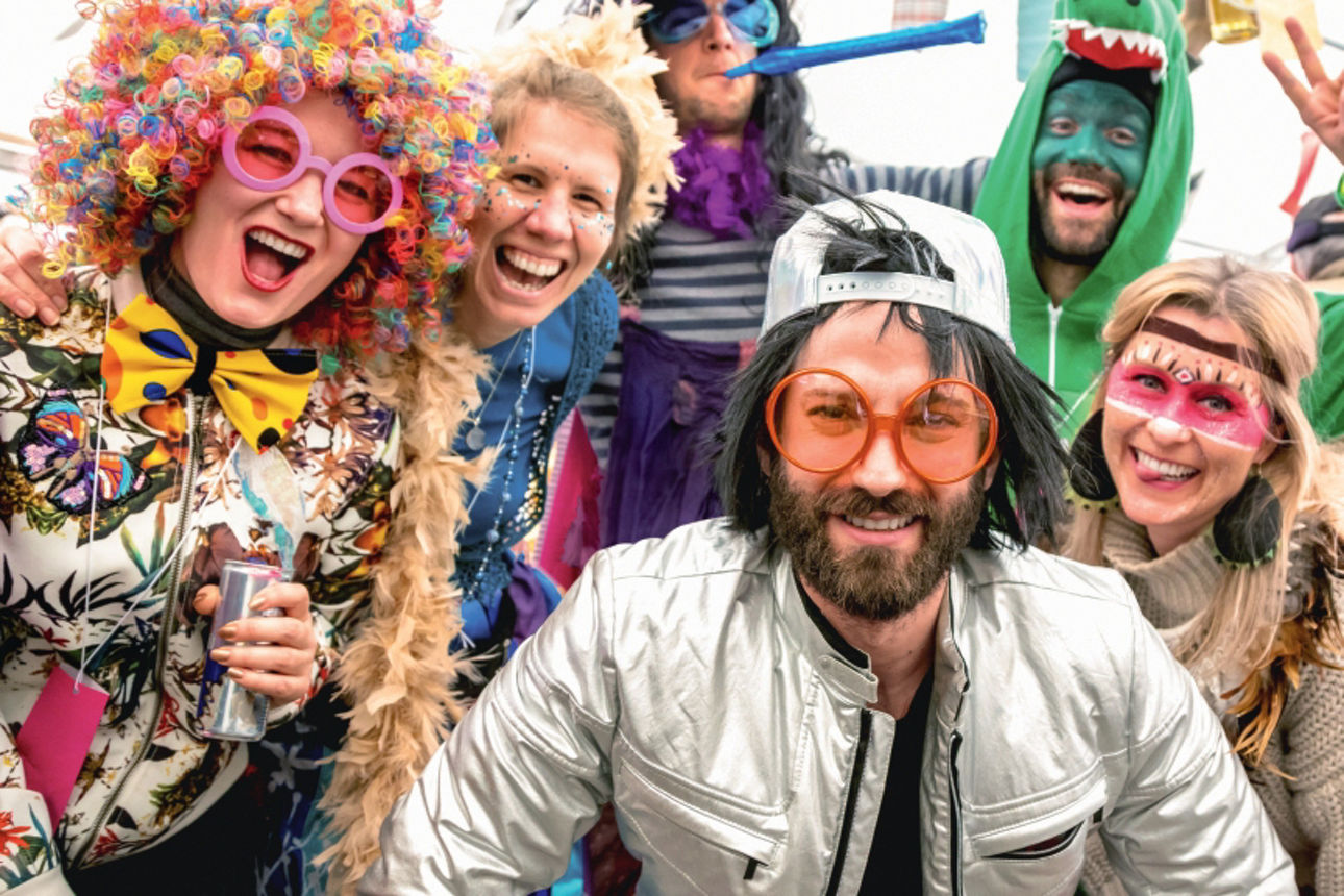 Gruppe junger Menschen verkleidet an der Fasnet