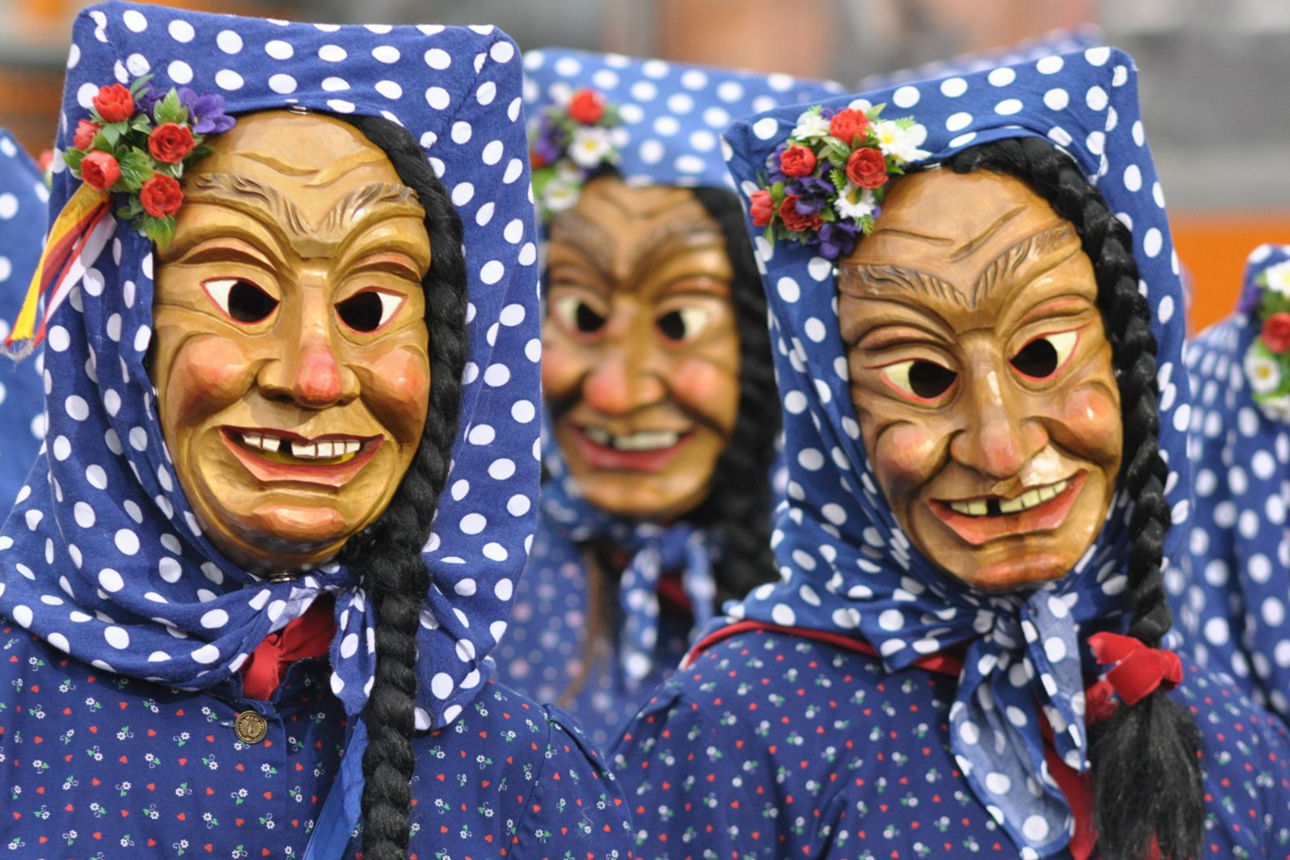 Auf dem Bild sind drei Personen in einem Hexenkostüm zu sehen