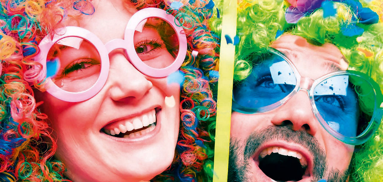 Fröhliches Pärchen feiert Fasching