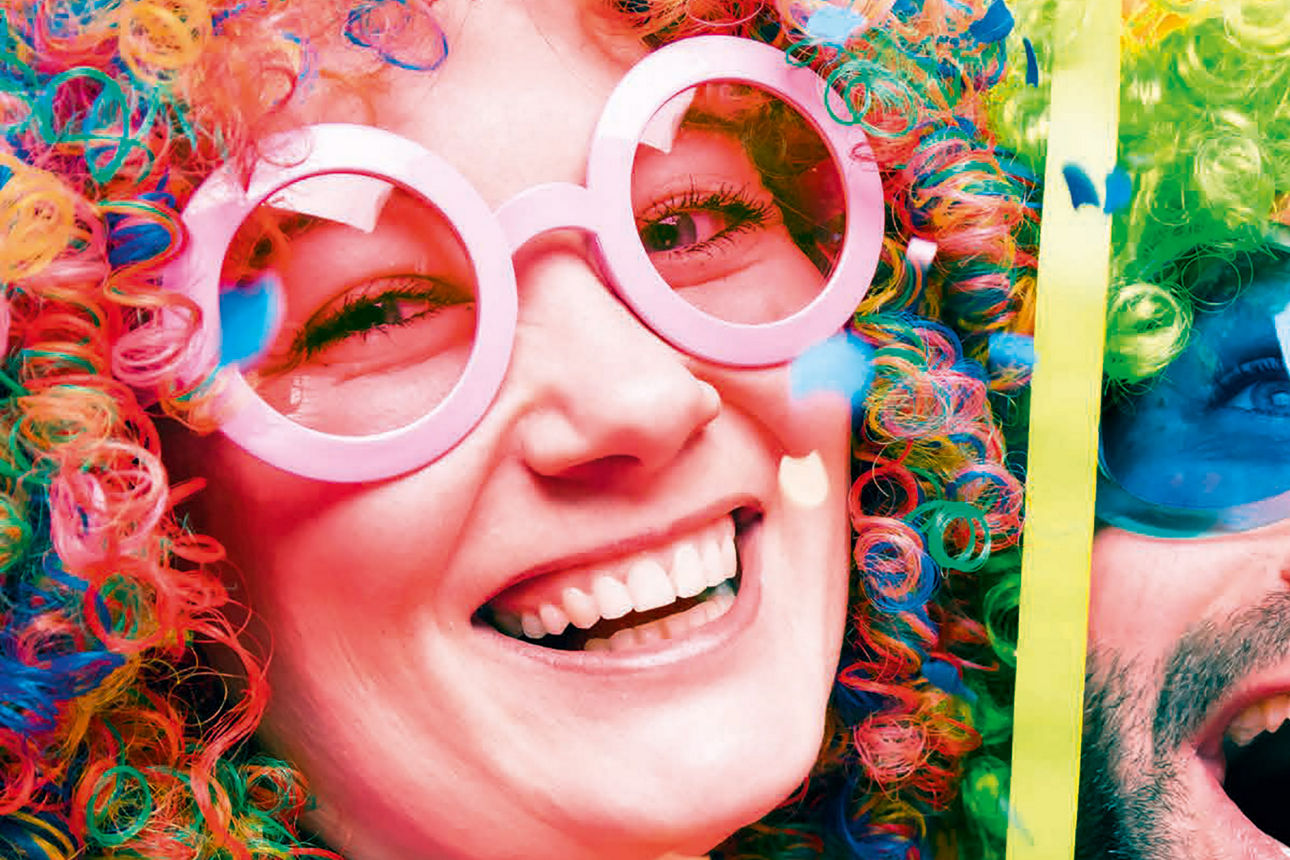 Fröhliches Pärchen feiert Fasching