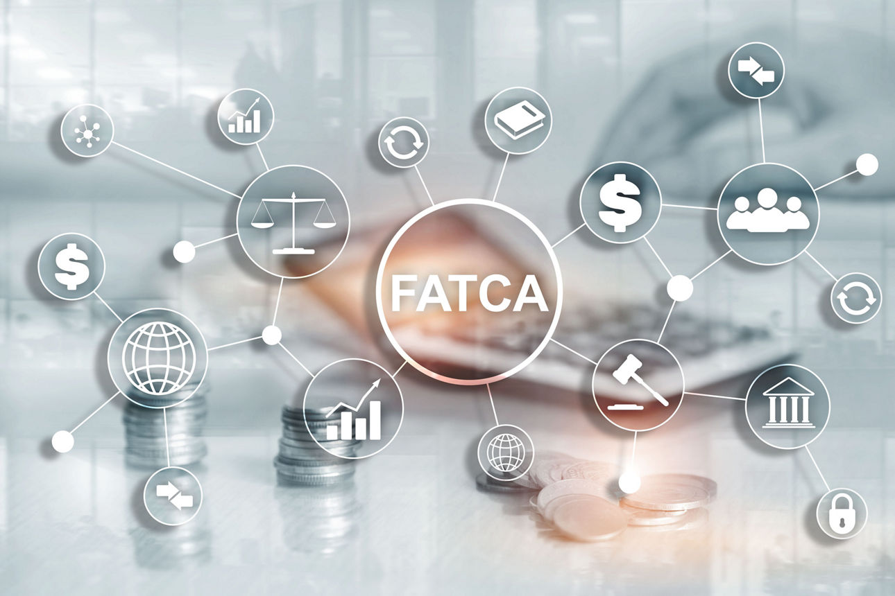 Grafik mit Schriftzug FATCA in der Mitte, umgeben von Symbolen zu Finanzen, Justiz, Daten und globalem Austausch.