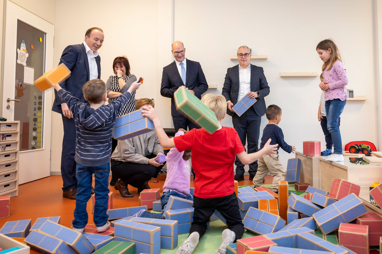 Kinder spielen mit Bauklötzen