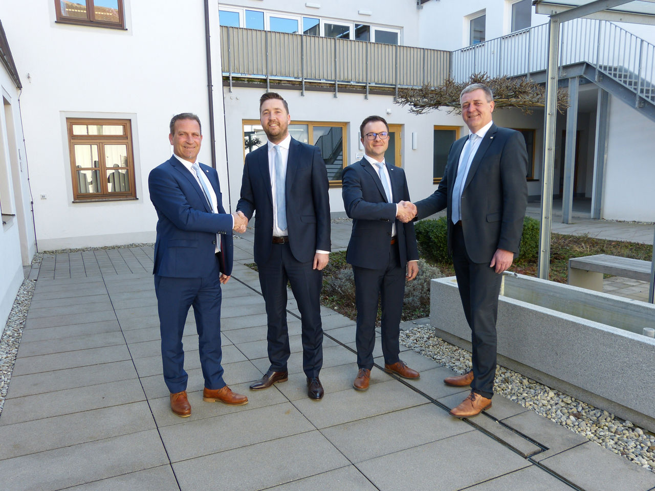 Vorstände Ludwig Frischmann und Manfred J. Gruber mit den neuen Prokuristen Rupert Elas und Michael Hötschl