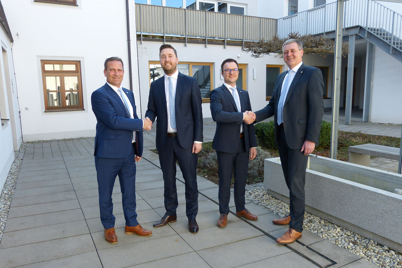 Vorstände Ludwig Frischmann und Manfred J. Gruber mit den neuen Prokuristen Rupert Elas und Michael Hötschl