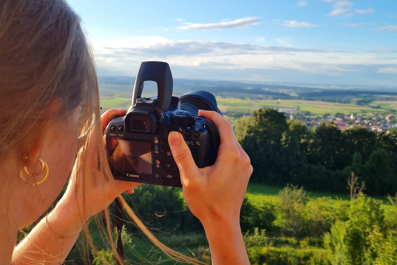 Zwei Jugendliche im Bus schauen auf ein Smartphone