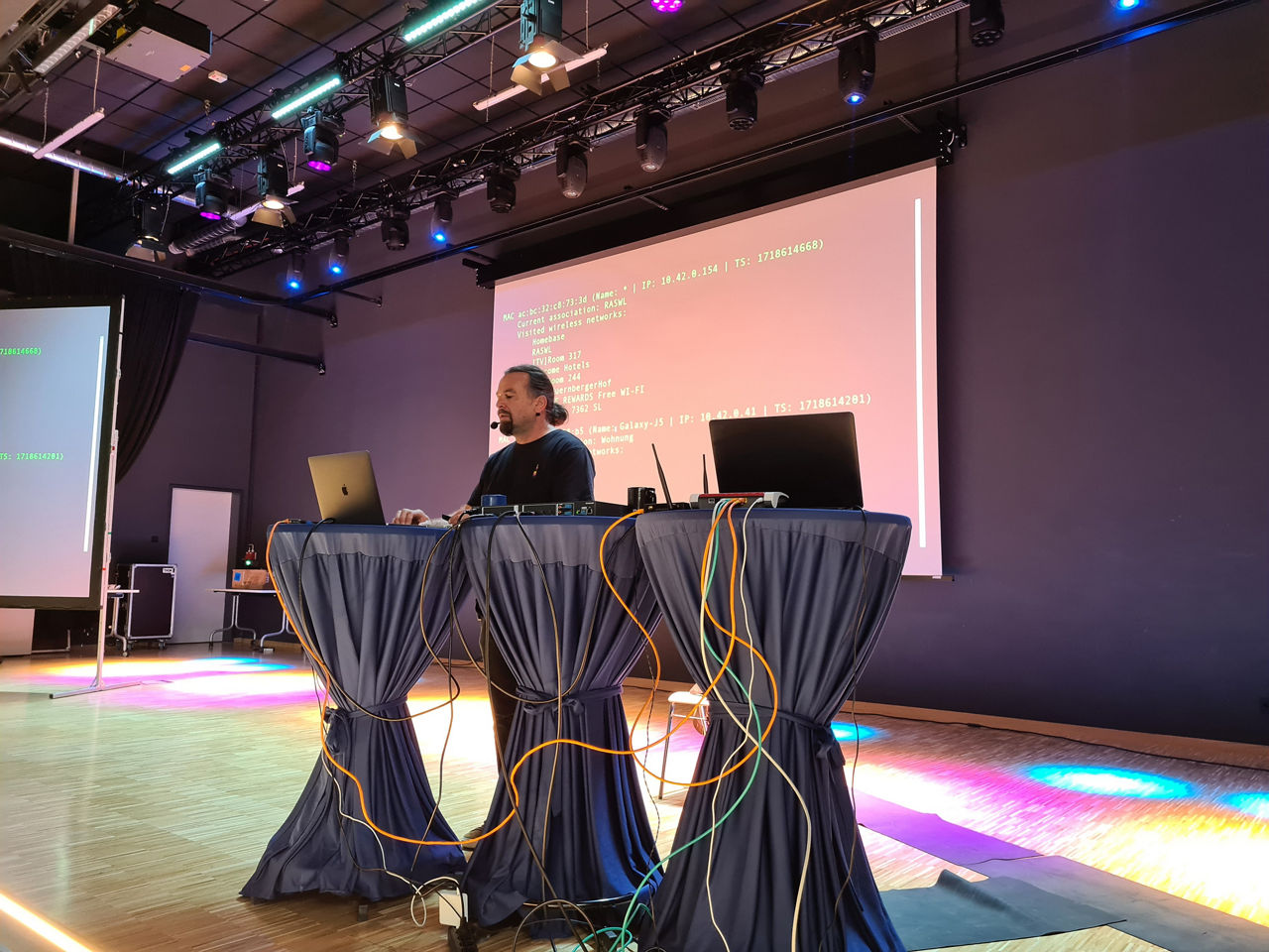 Profihacker Erwin Markowsky klärte die SchülerInnen über „Fun & Risk im Netz“ auf. 