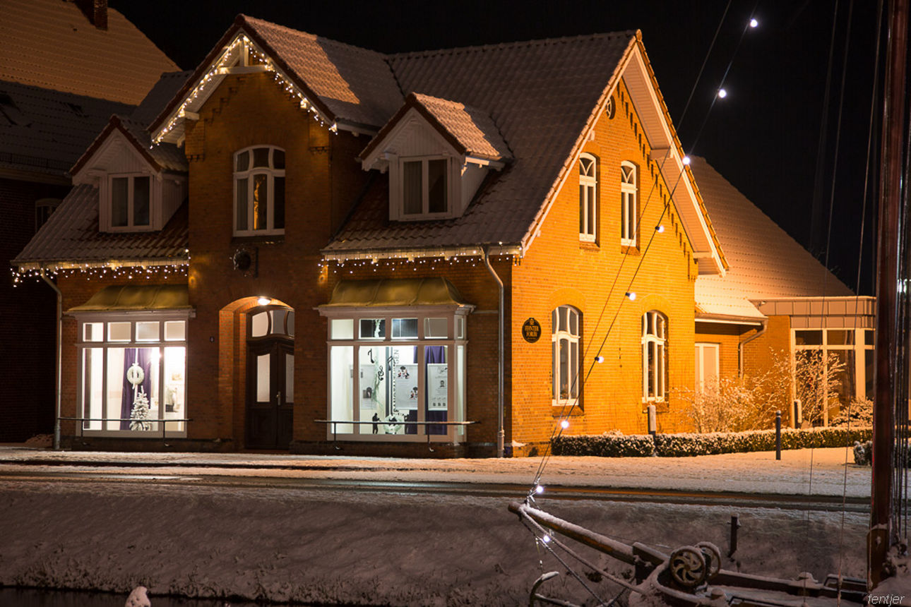 Das Fehntjer Forum mit Schnee bedeckt