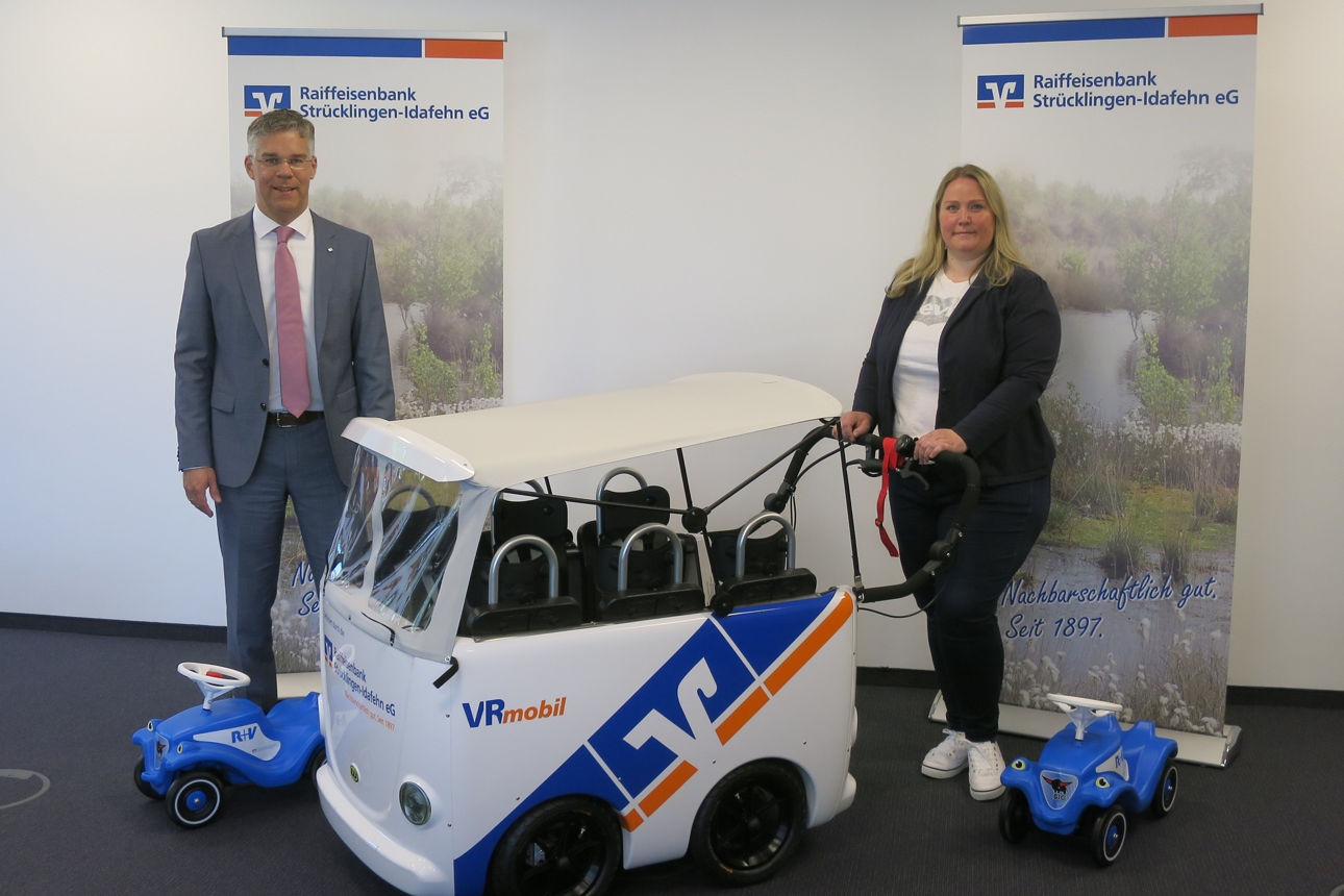 Herr Nowak und Erzieherin am Kinderbus