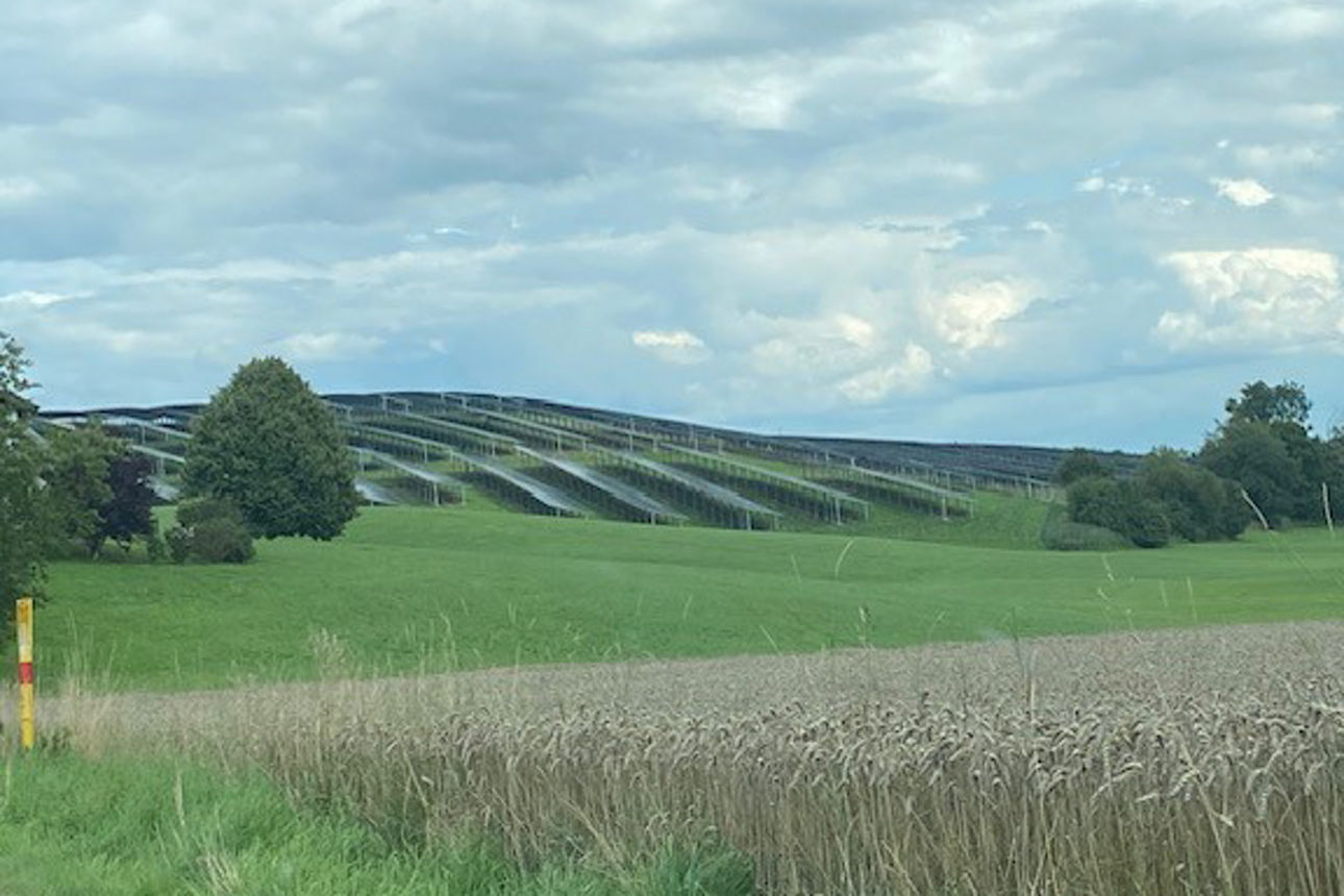 Gelände mit den PV-Anlagen