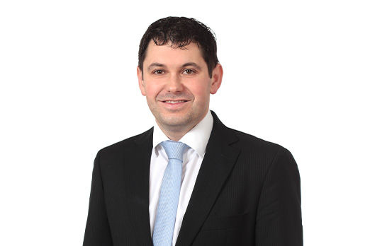 Freundlich lächelnder Mann im Anzug, unser Firmenkundenberater Martin Felixberger