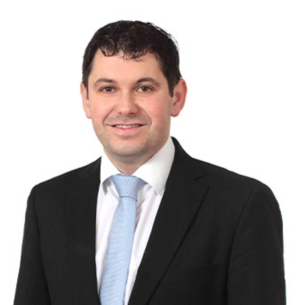 Freundlich lächelnder Mann im Anzug, unser Firmenkundenberater Martin Felixberger