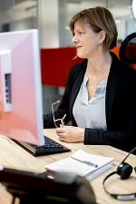 Frau schaut auf Computerbildschirm