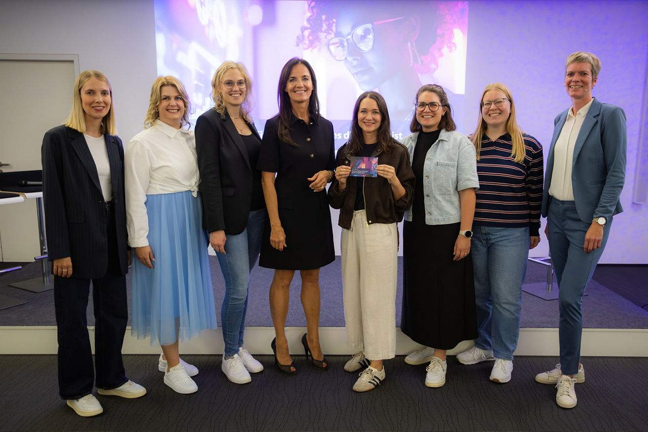 Acht Frauen aus dem Frauennetzwerk der VerbundVolksbank OWL eG stehen gemeinsam bei der „Female Future Night“ vor einer Präsentationsfläche.