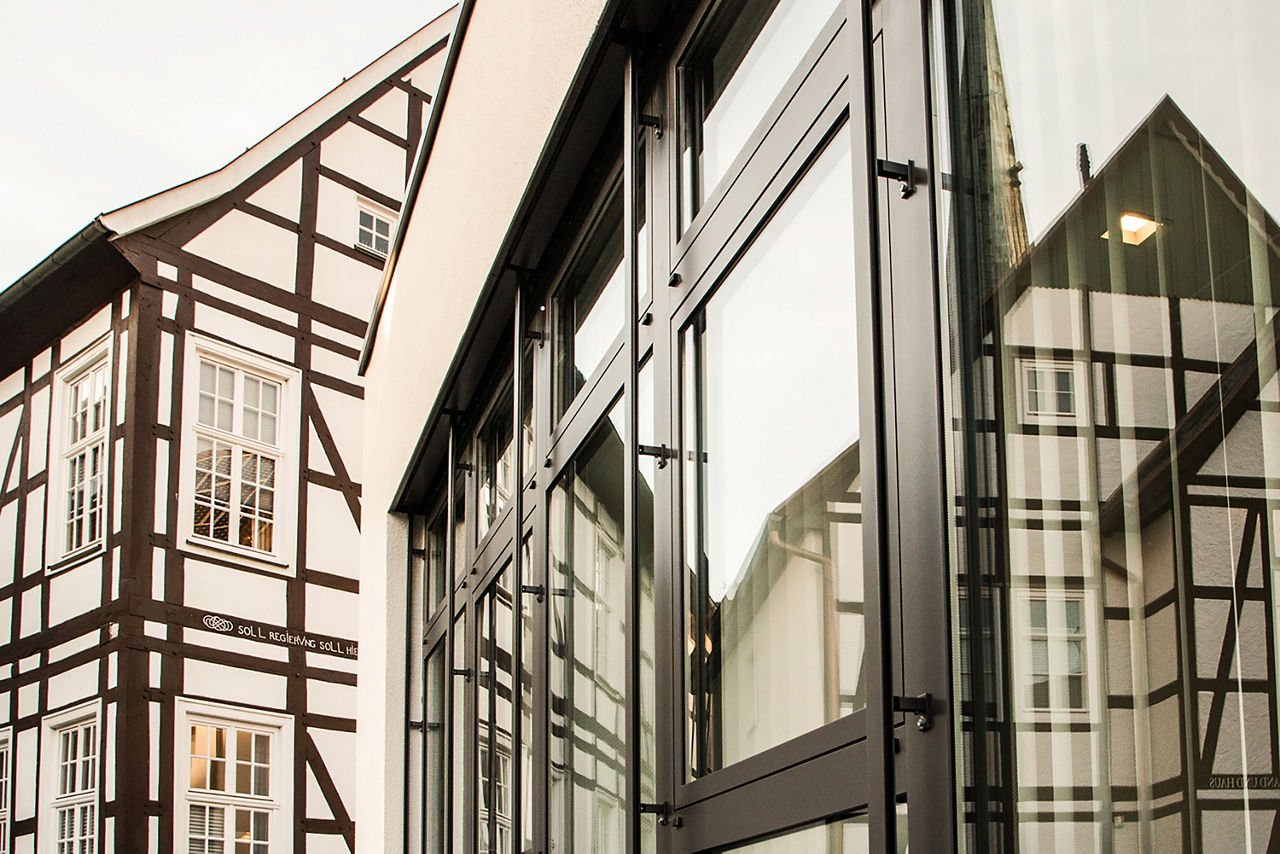 Fensterfassade und Fachwerkhaus der Geschäftsstelle Delbrück
