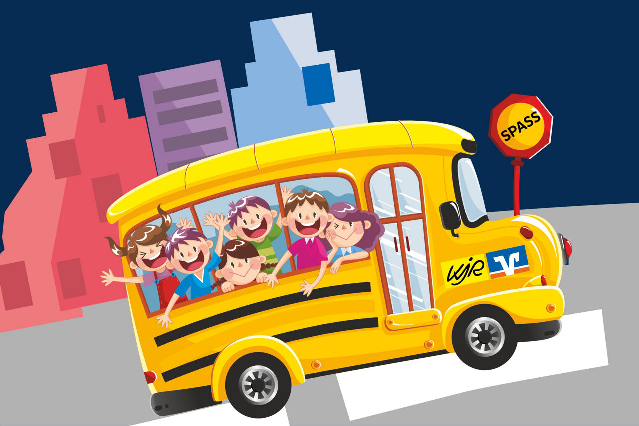 Lachende Schulkinder sitzen in einem gelben Bus mit KJR und Raiffeisenbank Logo