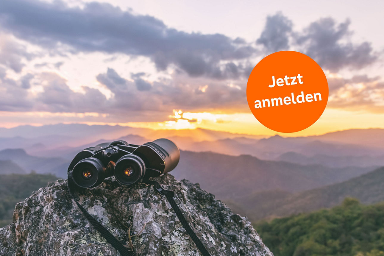 Fernglas auf einem Felsen bei Sonnenuntergang mit Text: Jetzt anmelden