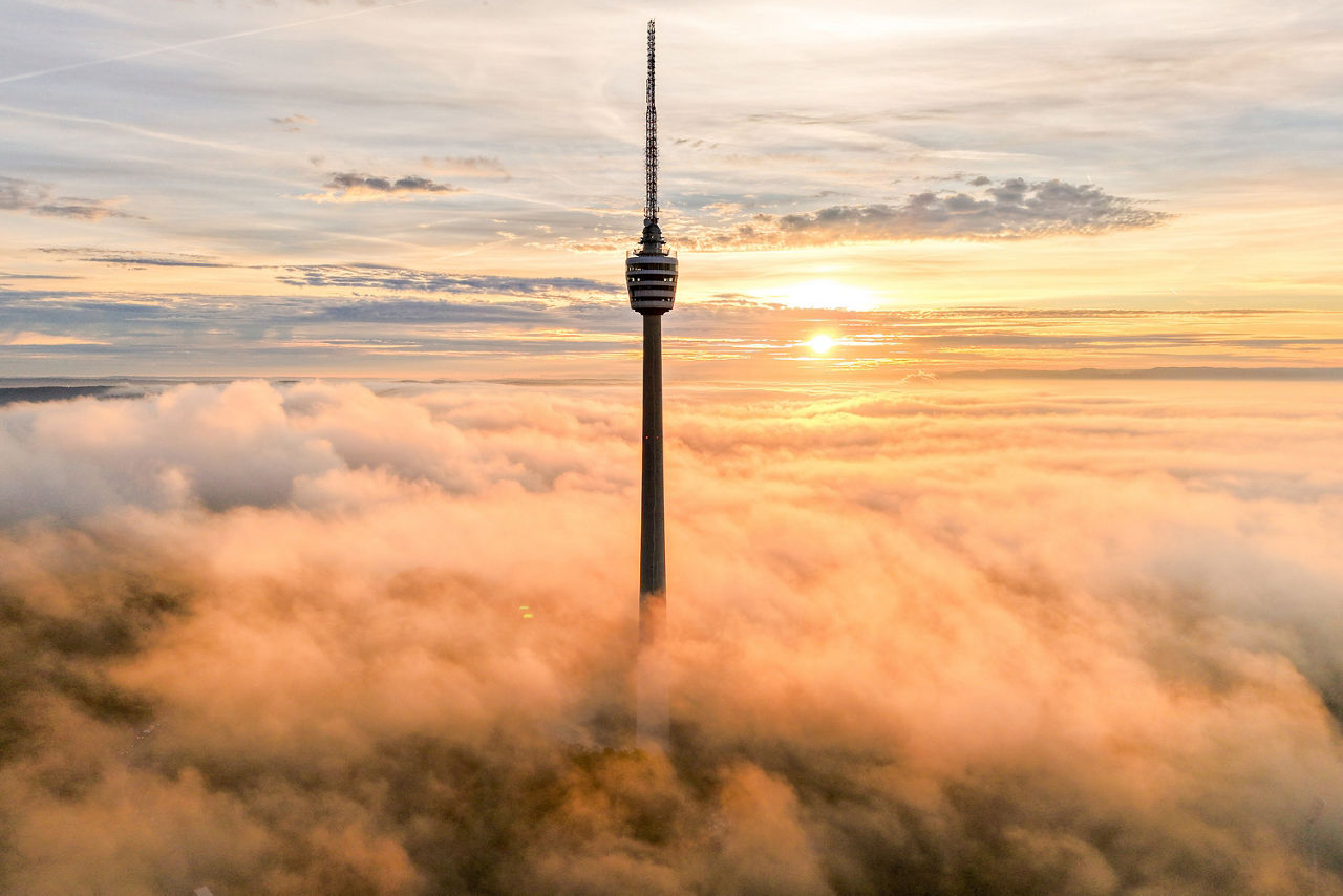 Stuttgarter Fernsehturm in Sonnenschein versteckt in einer Wolke