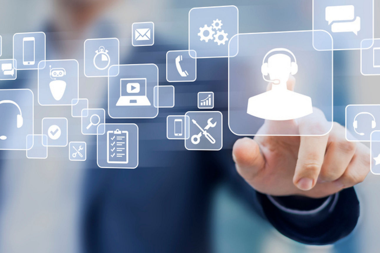 Mann tippt mit einem Finger auf ein Hologram auf einem virtuellen Bildschirm