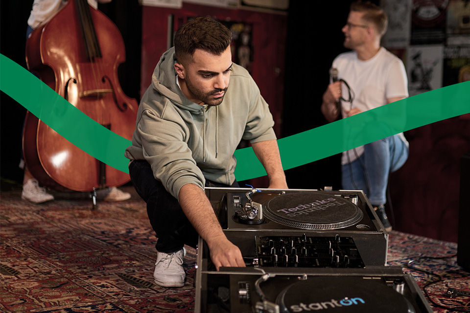 Ein Mann baut ein DJ Set auf