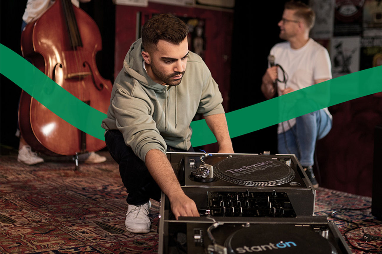 Ein Mann baut ein DJ Set auf