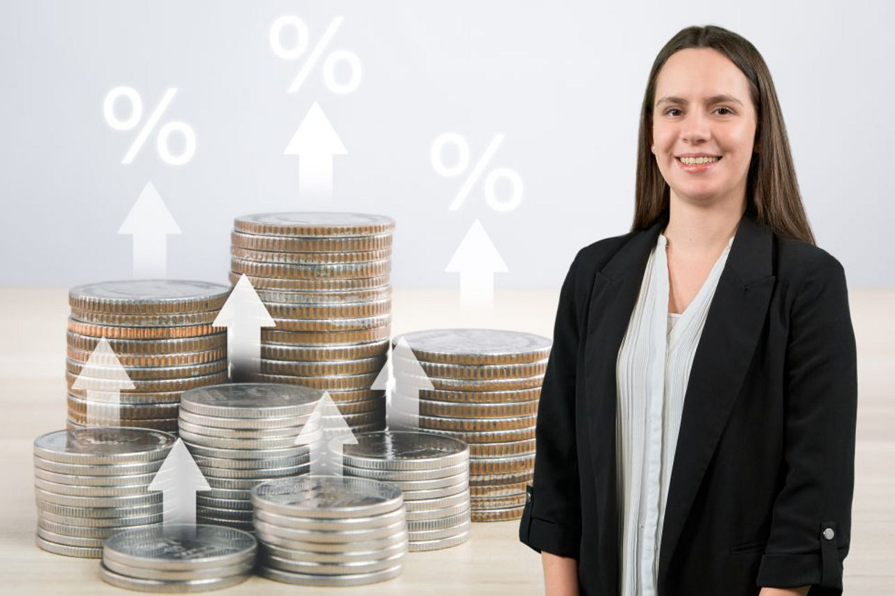 Frau vor einem Stapel Münzen