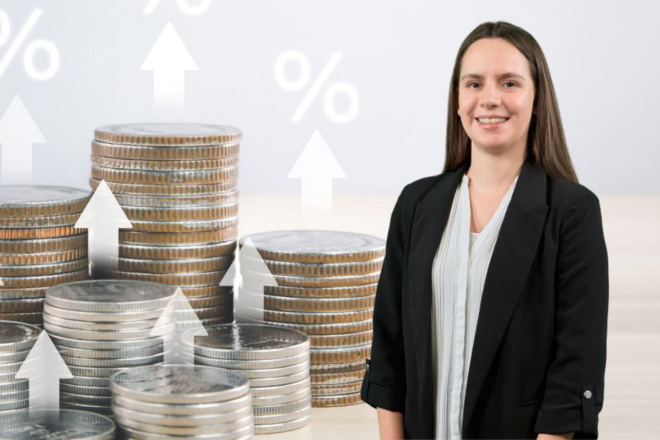 Frau vor einem Stapel Münzen