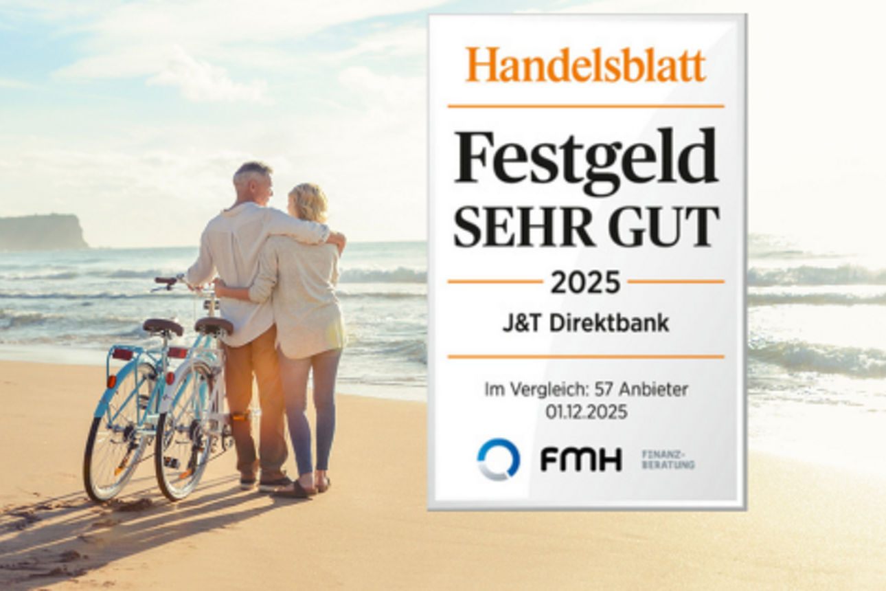 Paar steht mit Fahrrädern Arm in Arm an einem sonnigen Sandstrand. Logo Handelsblatt "Festgeld sehr gut 2025 J&T Direktbank"