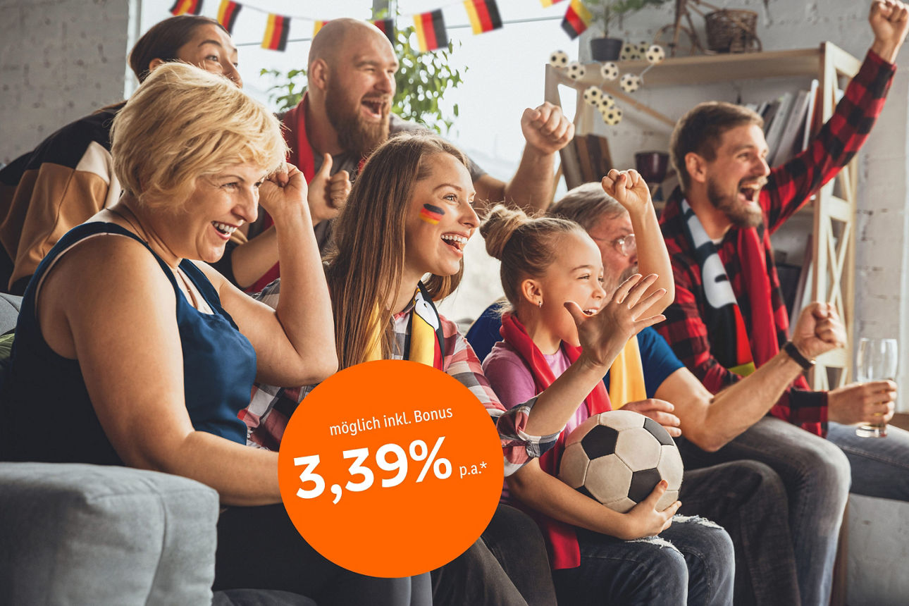 Personengruppe beim Fußballschauen Button mögl. inkl. Bonus 3,39%*