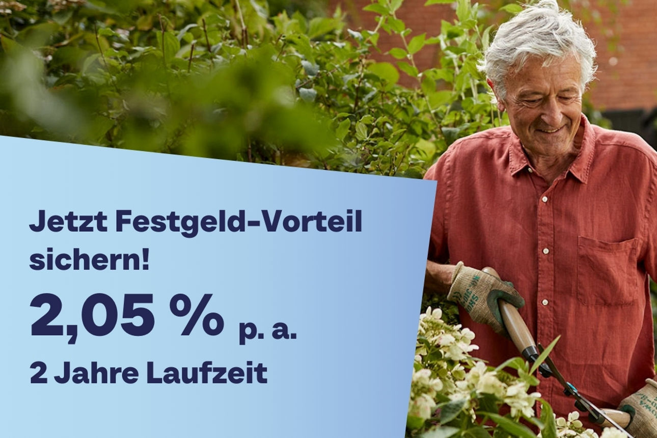 Ein Mann arbeitet glücklich in seinem Garten