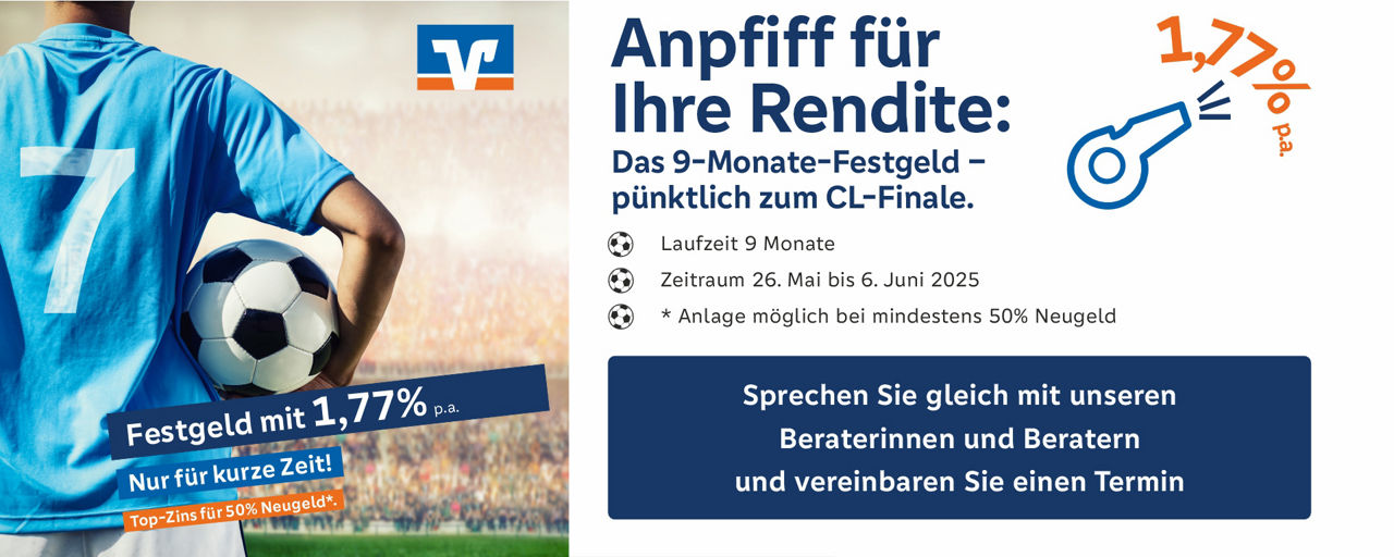 Person hält Fussball unter dem Arm