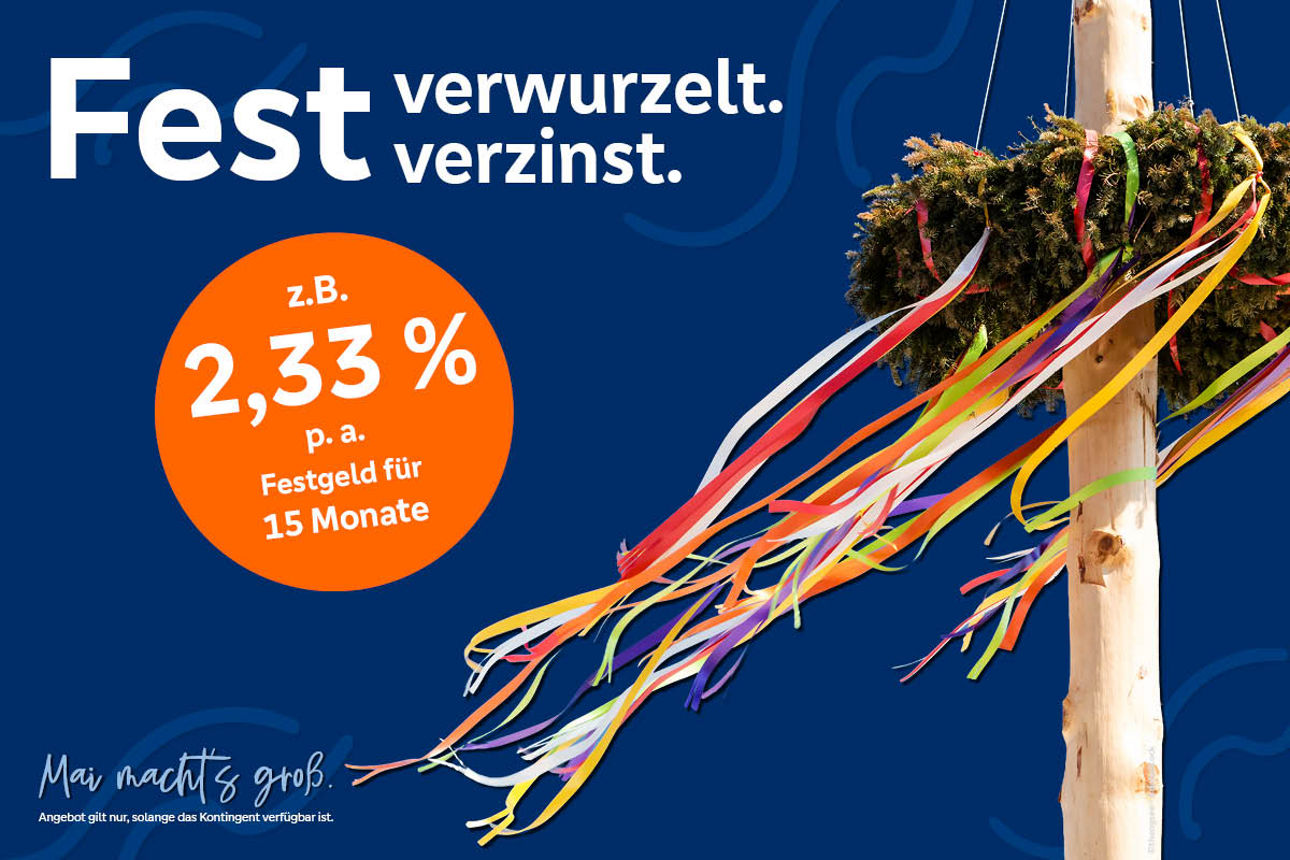 Werbebanner: 'Fest verwurzelt. verzinst.' Orange Kreis mit '2,33 % p. a., Festgeld für 15 Monate'; rechts Maikranz mit bunten Bändern.