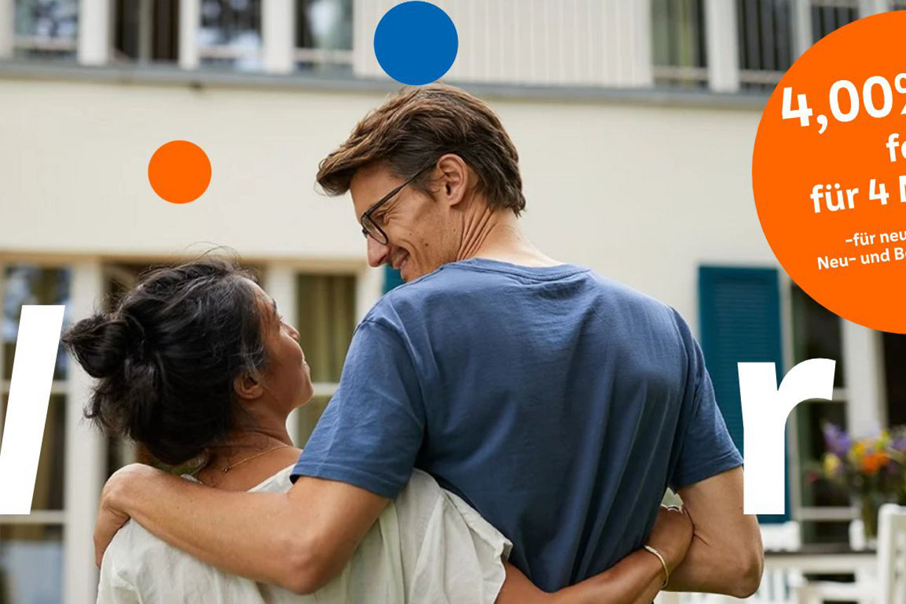 Ein Pärchen hält sich im Arm un schaut sich an