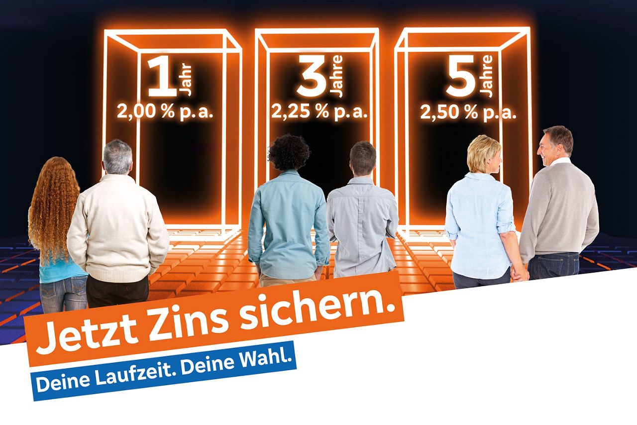 Eine Gruppe von Menschen blickt auf leuchtende Zinsangebote für Festgeld. Drei orange leuchtende Kästen zeigen die Zinssätze.